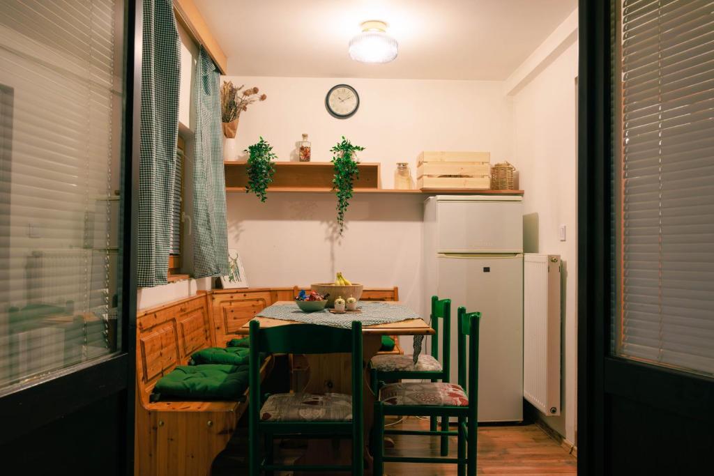 Kuchyň nebo kuchyňský kout v ubytování Honeydew Cottage in camp Terme Čatež