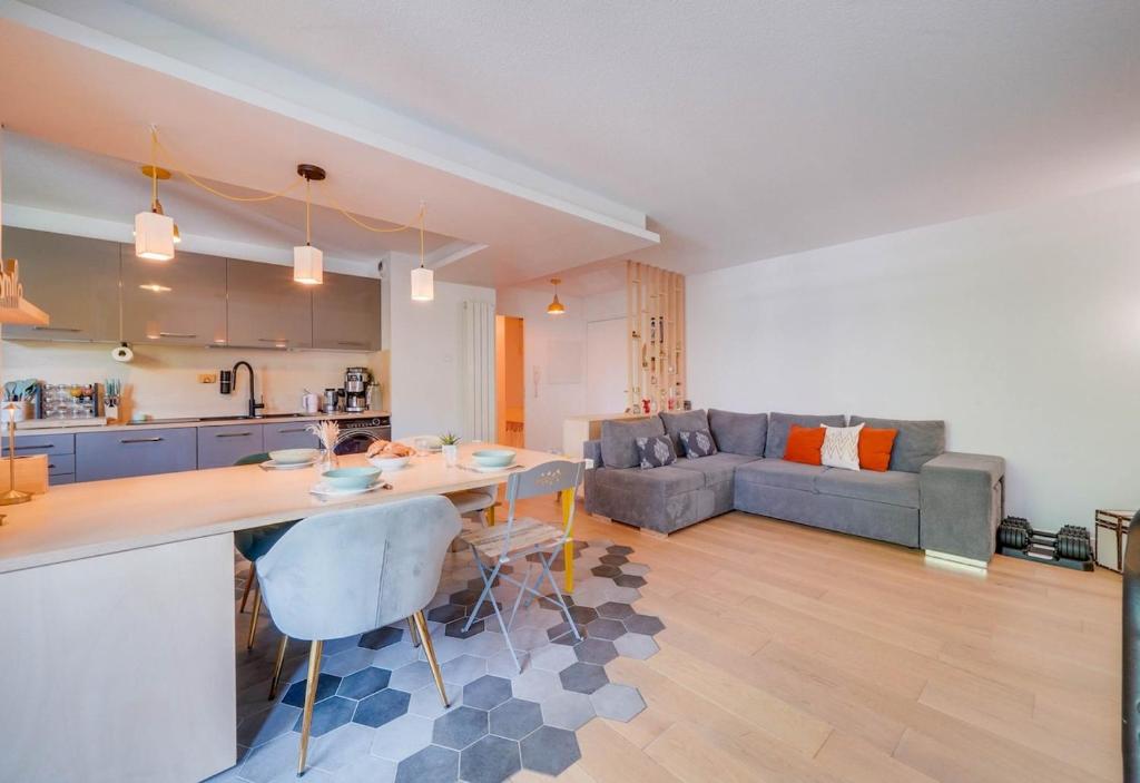 une cuisine et un salon avec une table et un canapé dans l'établissement Cozy apartment, perfect location, à Bordeaux
