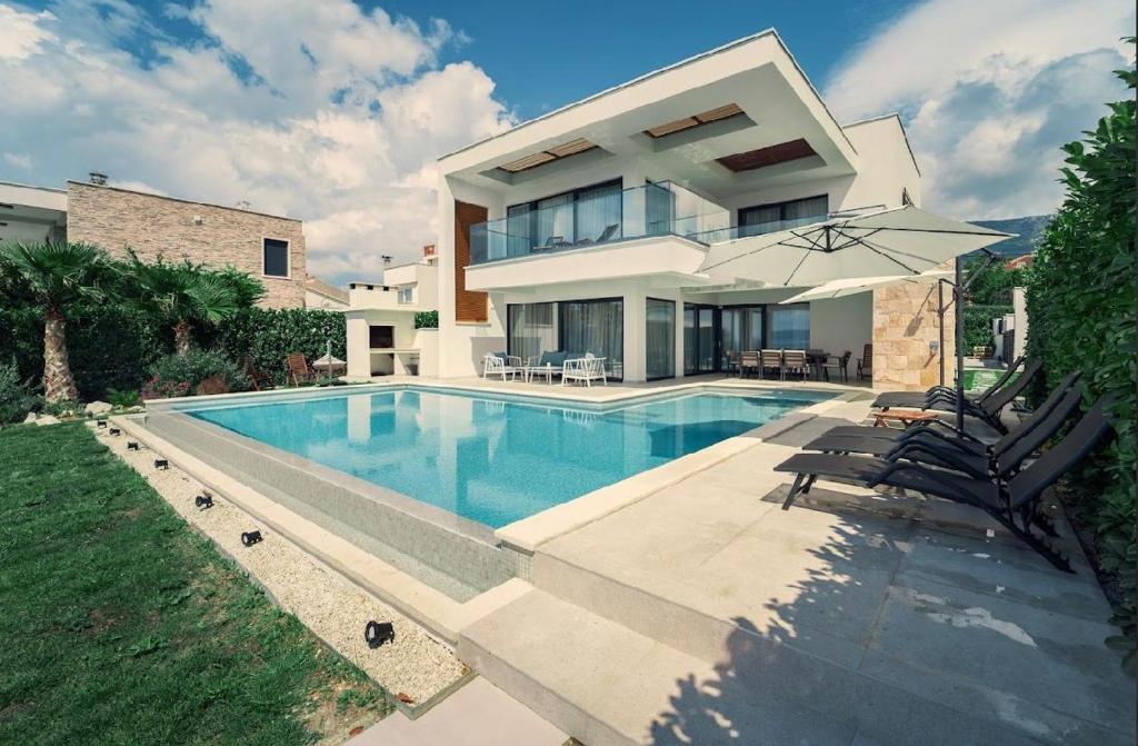 Bazén v ubytování Villa Sea Star Luksuzna Vila uz More s Infinity Bazenom Kaštel Kambelovac nebo v jeho okolí