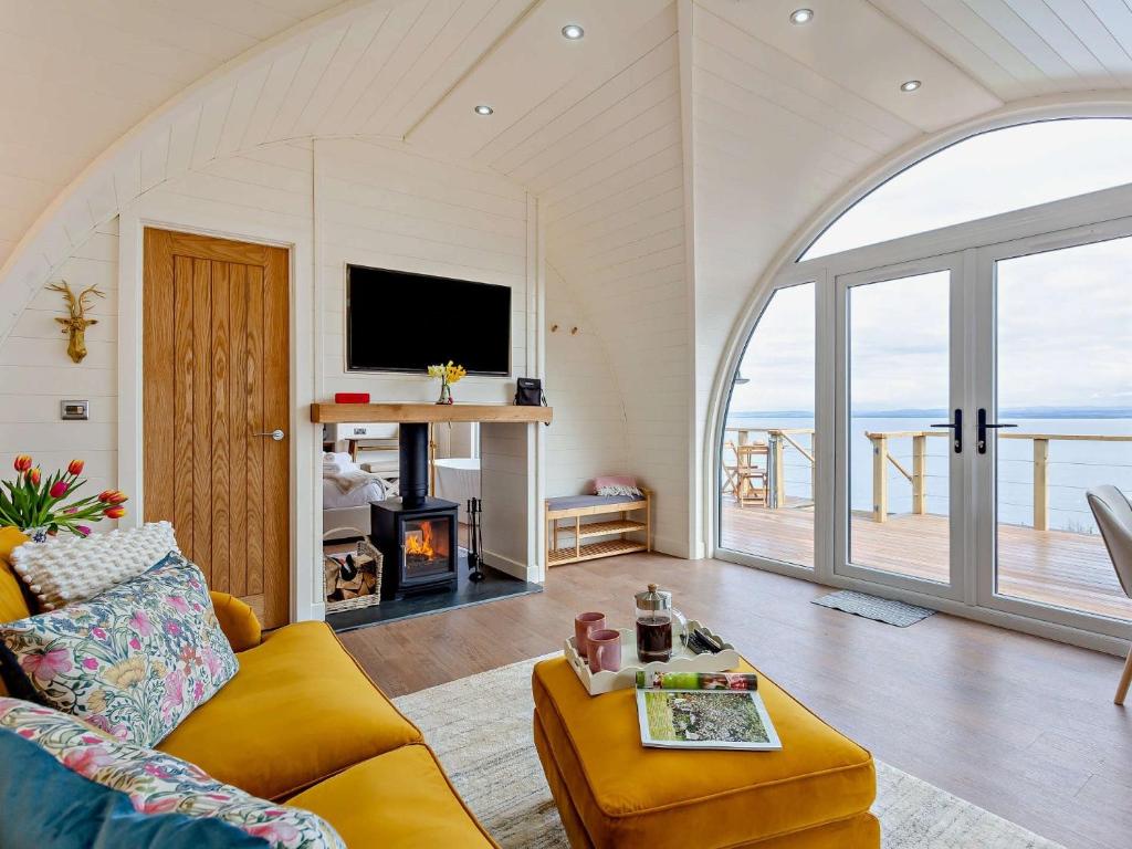 Μια τηλεόραση ή/και κέντρο ψυχαγωγίας στο 1 Bed in Nigg 96065