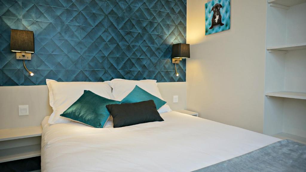 une chambre avec un lit blanc avec deux oreillers dans l'établissement Little Suite - Alix, à Lille