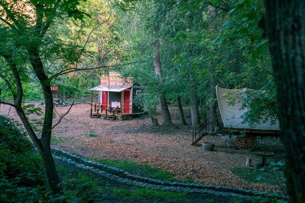 Zahrada ubytování Cozy Wild West Covered Wagon next to River
