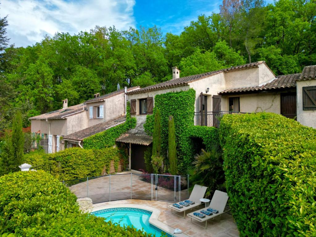 une vue extérieure d'une maison avec piscine dans l'établissement Villa Adeona - Luxury House Valbonne - Pool - AC, à Valbonne