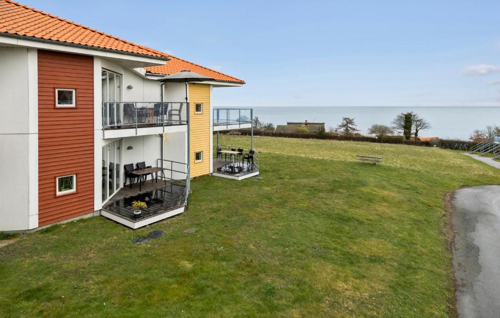 グドイェムにあるGudhjem Søpark Lejl 6の庭付きの家の景色