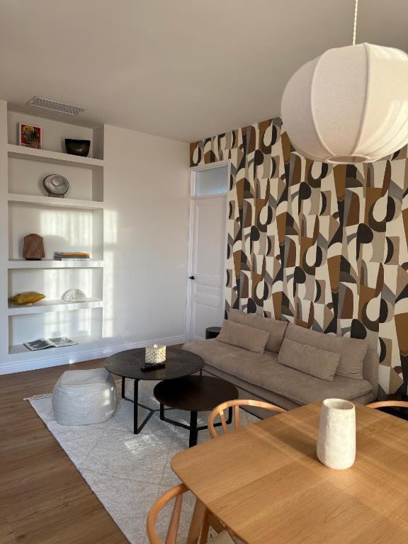 un salon avec un canapé et une table dans l'établissement Maison Dalaise - Cannes, à Cannes
