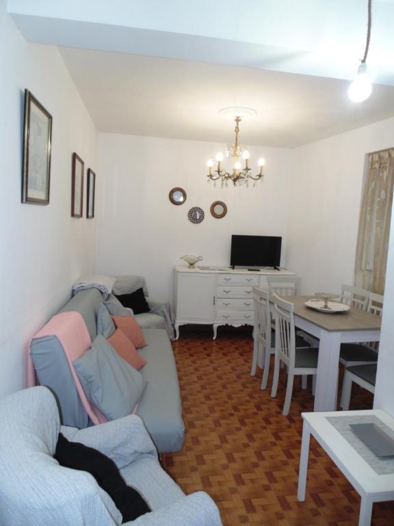 TV a/nebo společenská místnost v ubytování APARTAMENTOS OUTEIRO