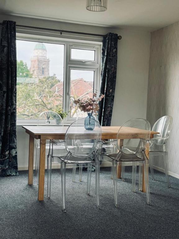 a dining room table and chairs with a window at Central Upton Upon Severn 2 bedroom property sleeps 6 in Upton upon Severn