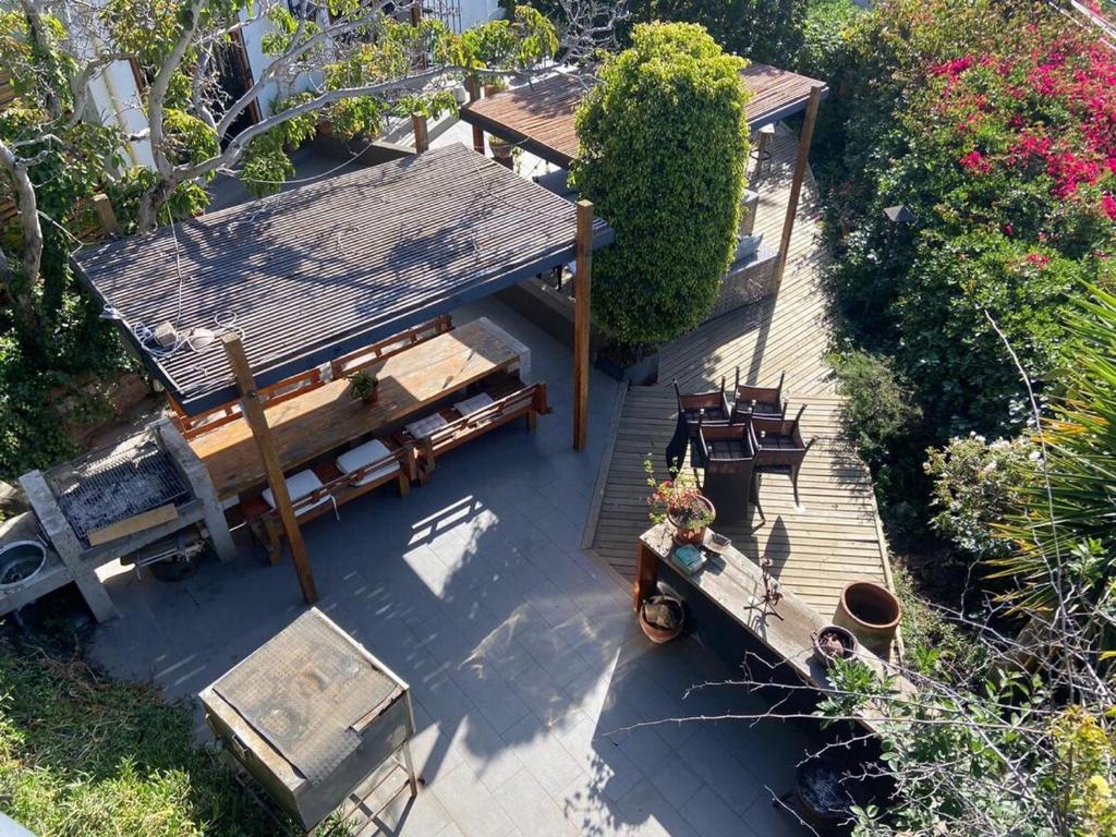 バルパライソにあるEspectacular casa para Eventos y celebraciones con alojamientoのベンチとテーブルのあるデッキの上空からの眺め
