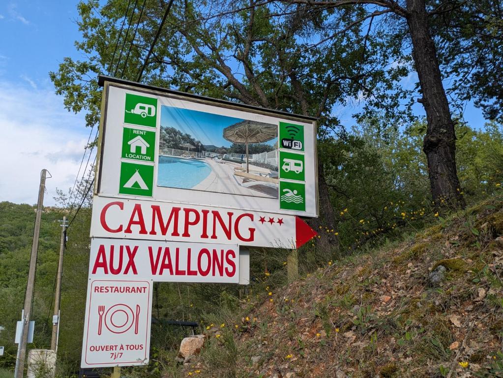 un panneau pour un camping aux villas sur une colline dans l'établissement Camping Près du Lac de Sainte Croix, à Bauduen