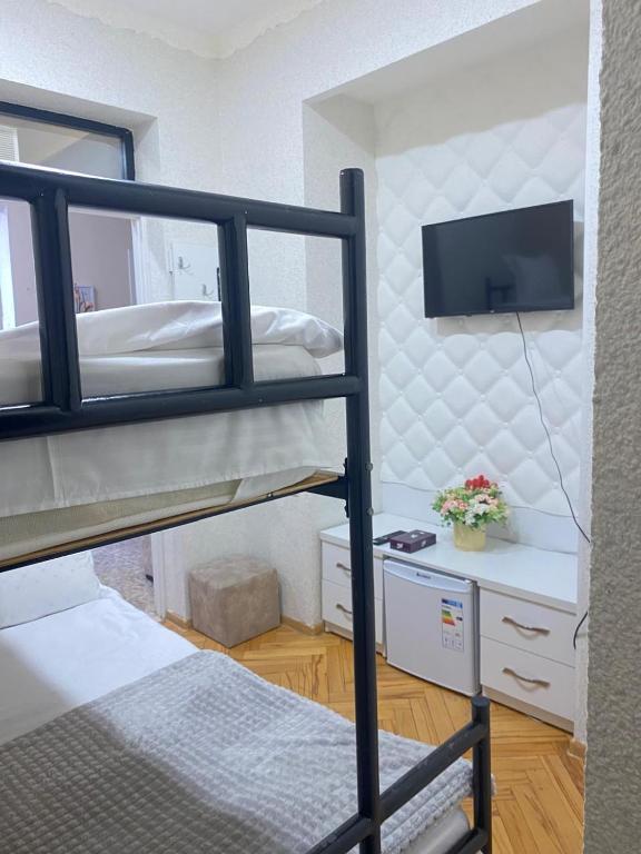 Postel nebo postele na pokoji v ubytování Cozy Rooms Tbilisi