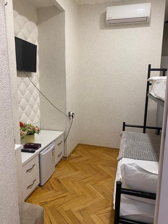 Postel nebo postele na pokoji v ubytování Cozy Rooms Tbilisi