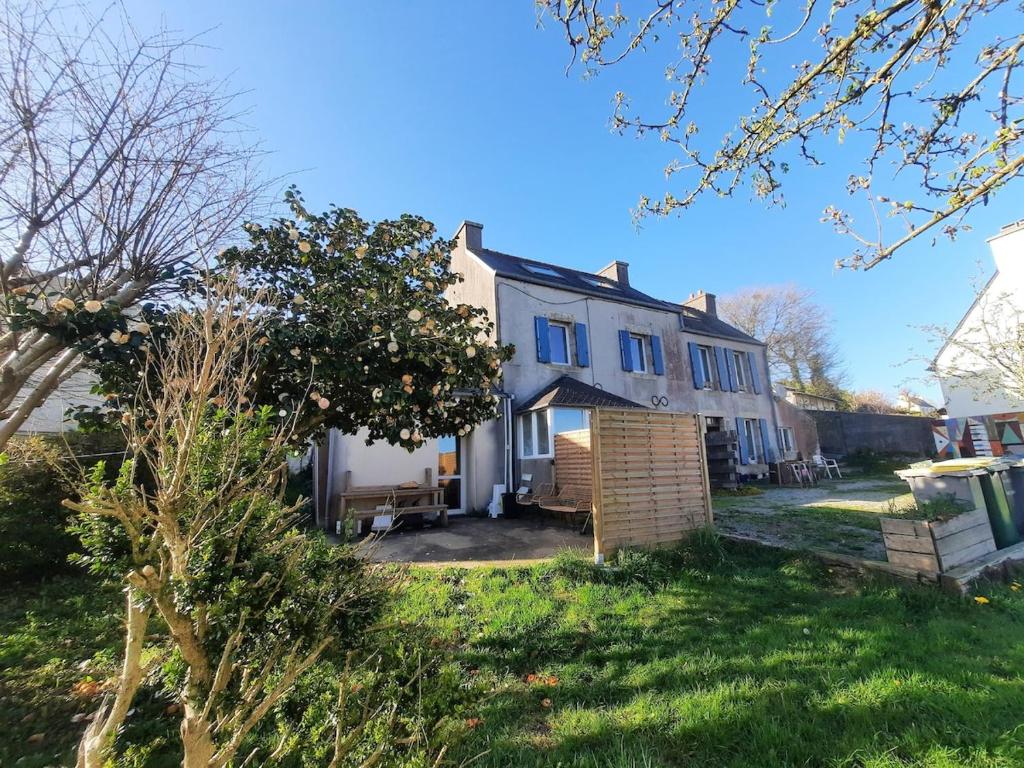 une grande maison blanche avec une cour dans l'établissement Keranna, une maison entre rivière et forêt, à La Forest-Landerneau