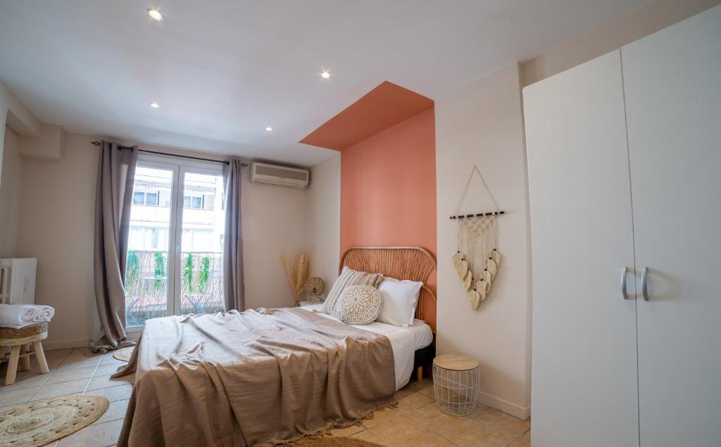 une chambre avec un lit et une grande fenêtre dans l'établissement Riviera Room 1, à Nice