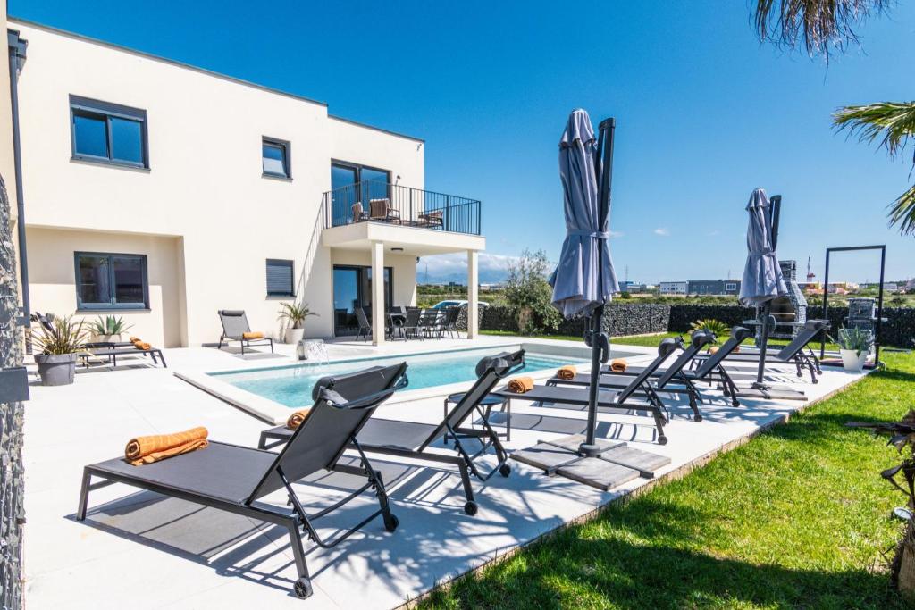 Bazén v ubytování BRAND NEW! Villa Adriatic Bay1 with a private pool nebo v jeho okolí