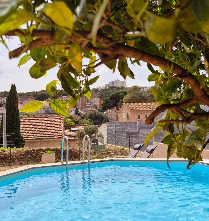 Bazén v ubytovaní Villa L'olivier avec piscine alebo v jeho blízkosti