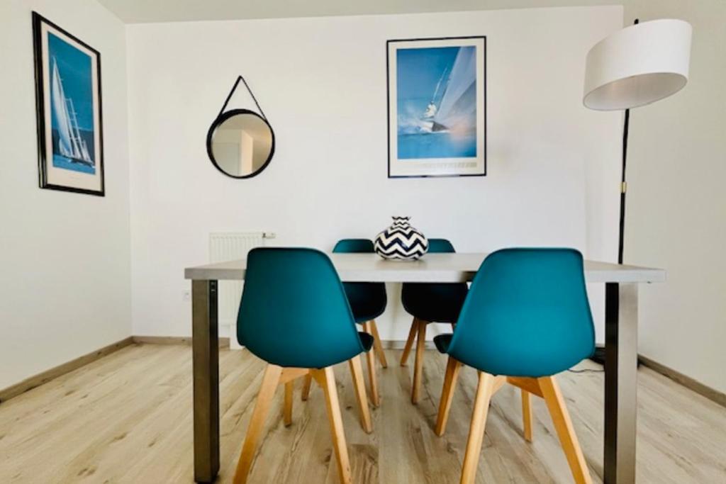 une salle à manger avec une table et quatre chaises dans l'établissement Bright apartment of 46 m2 located in La Rochelle, à La Rochelle
