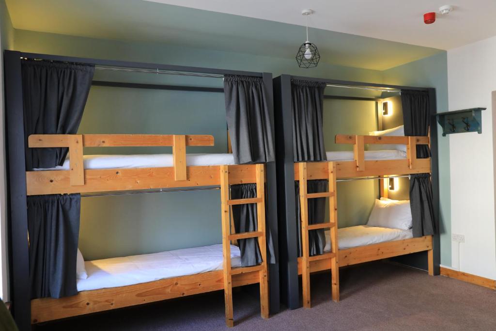 Postel nebo postele na pokoji v ubytování Glengarriff Hostel