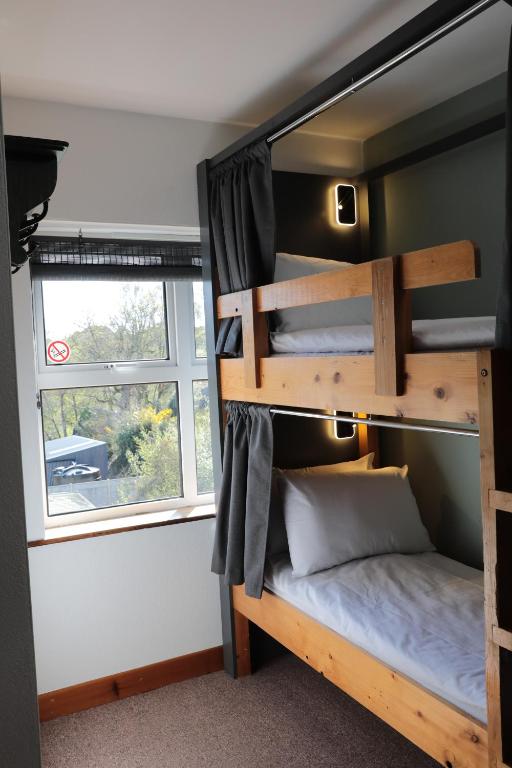 Postel nebo postele na pokoji v ubytování Glengarriff Hostel