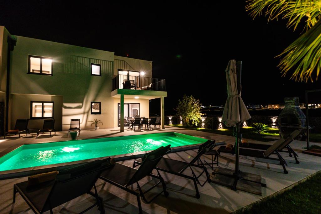 Bazén v ubytování BRAND NEW! Villa Adriatic Bay1 with a private pool nebo v jeho okolí