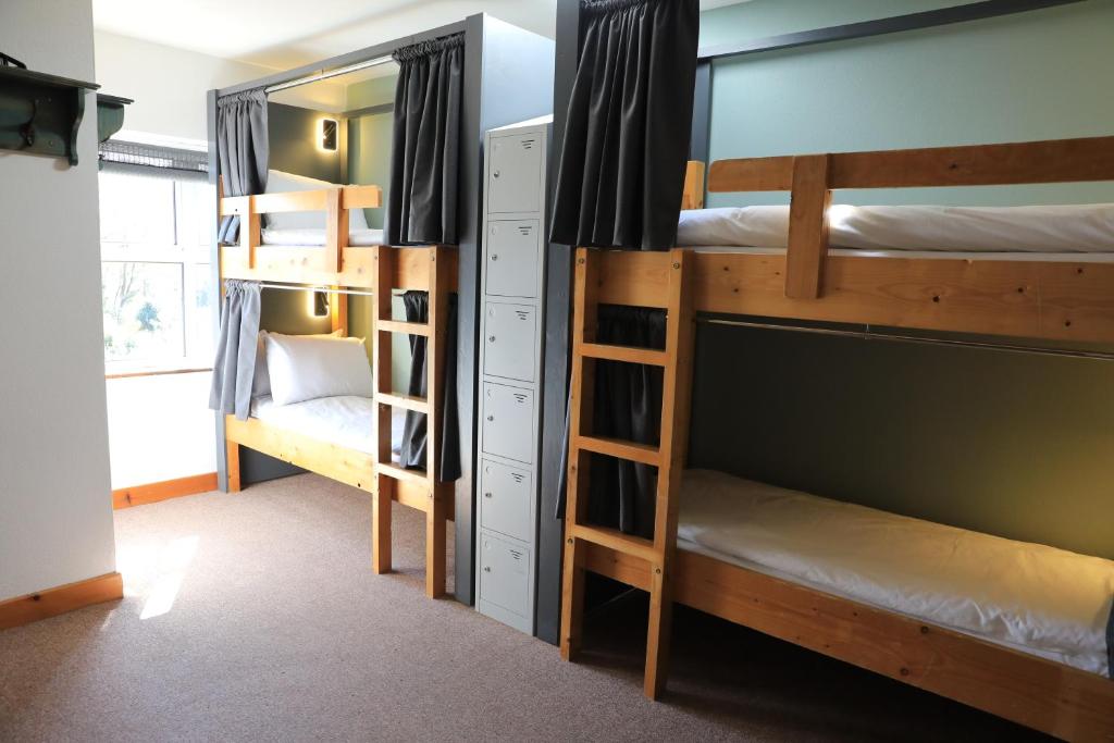 Palanda nebo palandy na pokoji v ubytování Glengarriff Hostel
