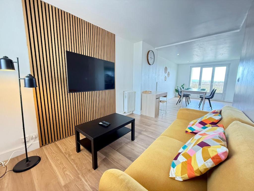un salon avec un canapé et une table dans l'établissement Spacieux - Terrasse - Vue Mer & Rade, à Toulon