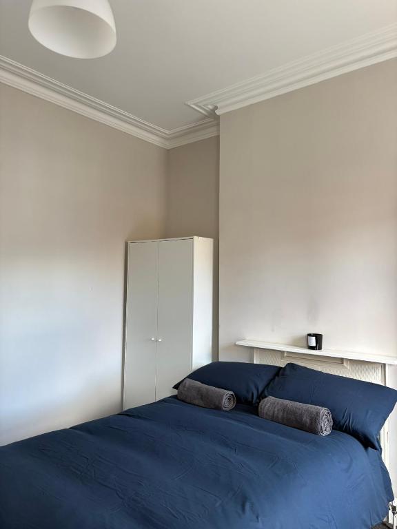 Postel nebo postele na pokoji v ubytování Superb Triple Room near Croke Park - 2