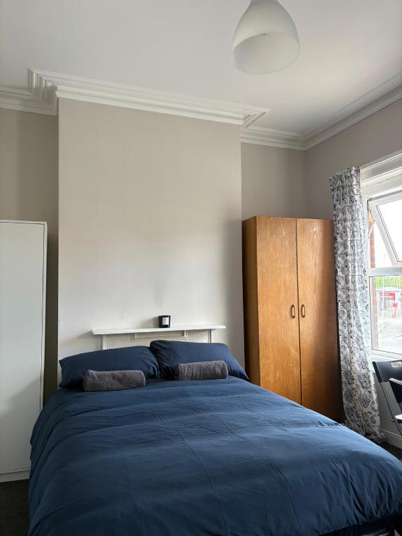 Postel nebo postele na pokoji v ubytování Superb Triple Room near Croke Park - 2