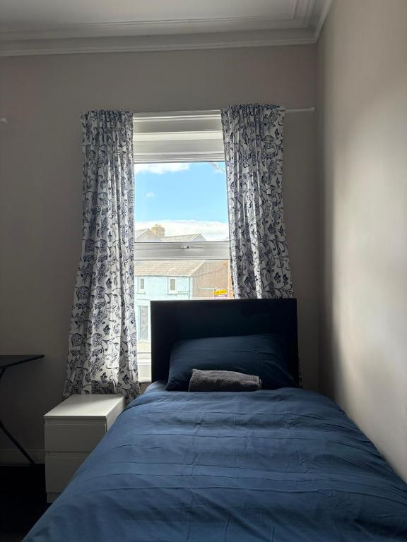 Postel nebo postele na pokoji v ubytování Superb Triple Room near Croke Park - 2