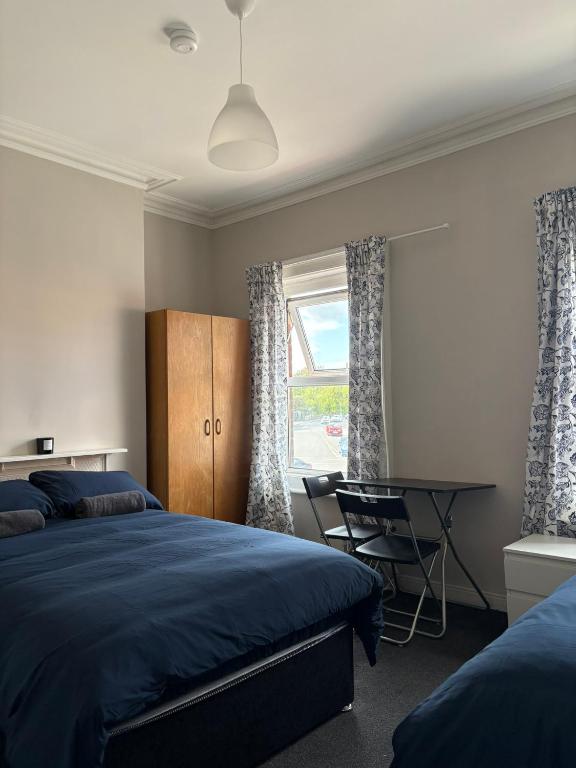 Postel nebo postele na pokoji v ubytování Superb Triple Room near Croke Park - 2