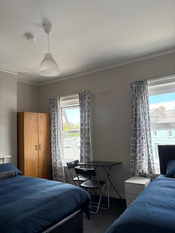 Postel nebo postele na pokoji v ubytování Superb Triple Room near Croke Park - 2