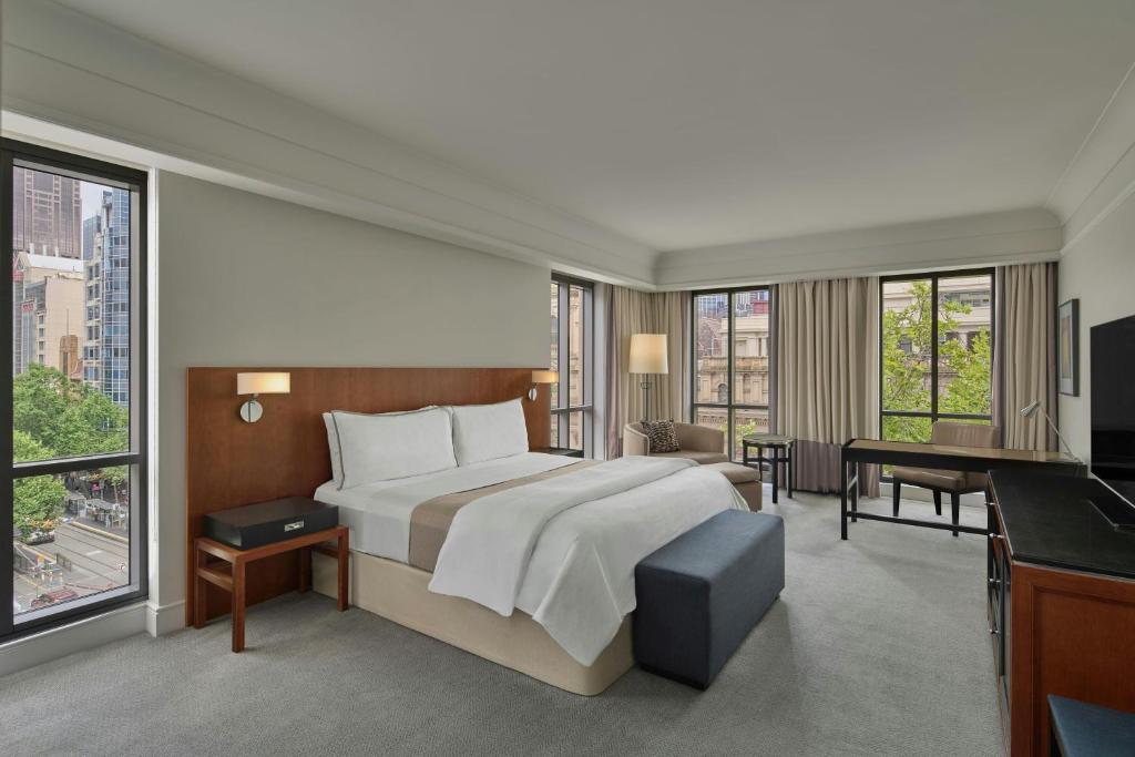 Postel nebo postele na pokoji v ubytování The Westin Melbourne