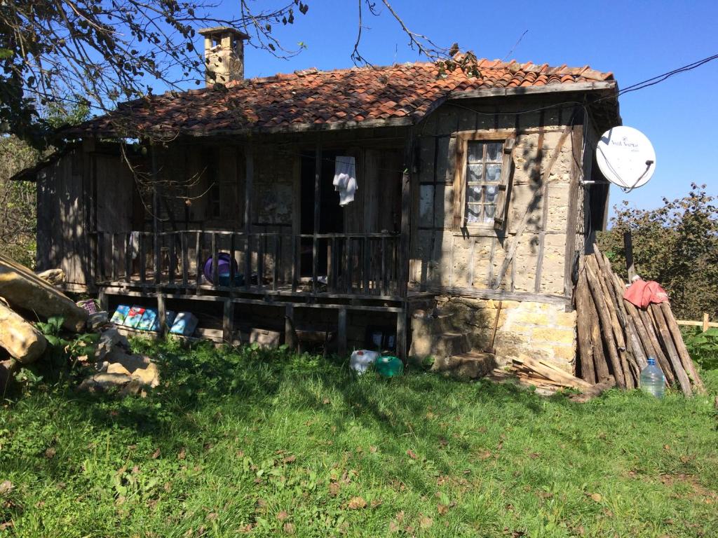 an old house sitting on top of a grass field at Yücebaş Konağı in Fatsa