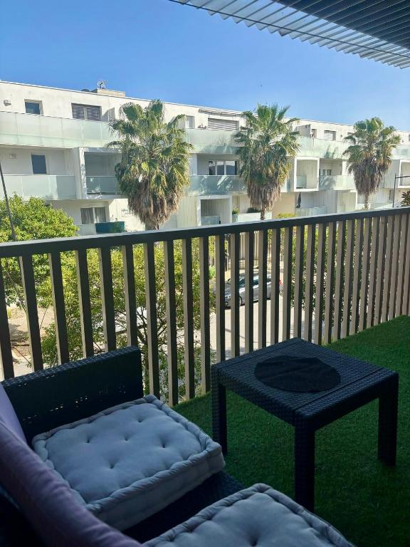 d'une terrasse avec un canapé et une table sur un balcon. dans l'établissement T2 avec terrasse à Lattes proche mer centre ville, à Lattes