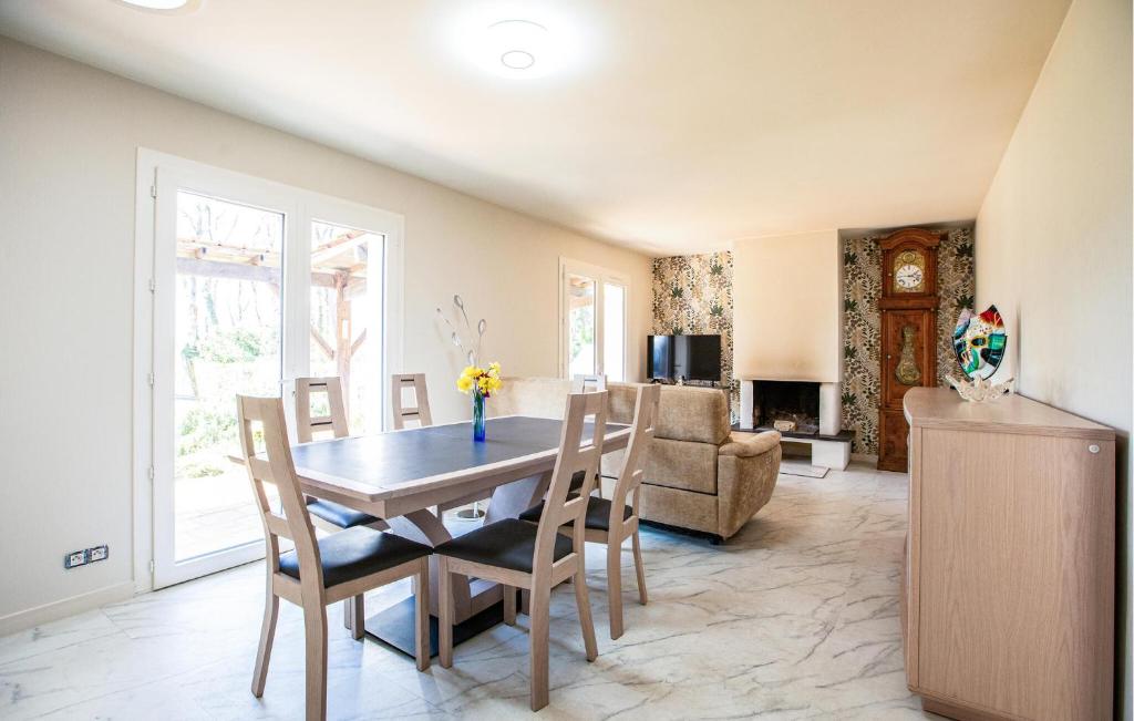Amazing Home In Notre Dame De Riez - Ferienhaus Mit Vier Schlafzimmern