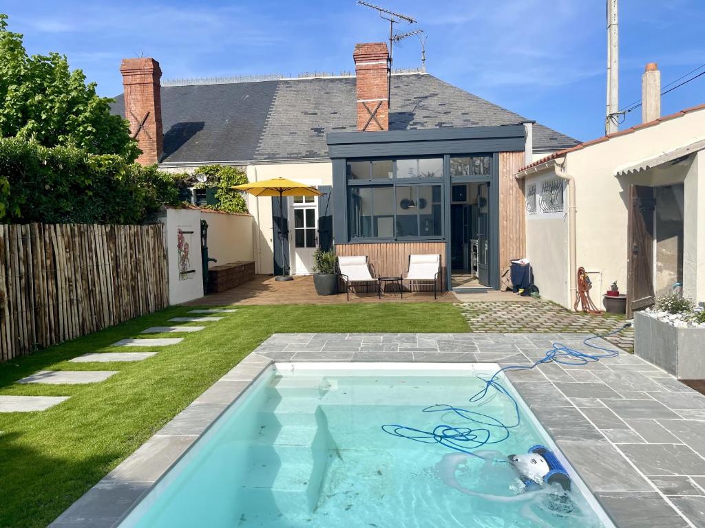 een zwembad in de tuin van een huis bij Villa Georgette in Saint-Gilles-Croix-de-Vie