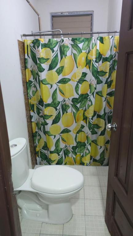 Ένα μπάνιο στο Cuartos independientes con baño privado - Casa La Dolce Vita Las Tablas