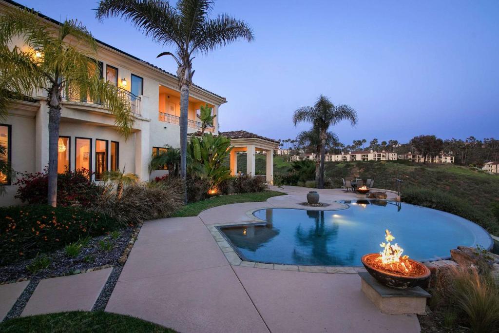 una casa con piscina con fuente de fuego en 7BR Carlsbad Estate with Pool Firepit & Views, en Carlsbad
