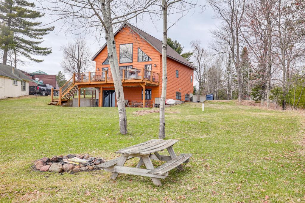 イーグル・リバーにあるBoat Dock and Furnished Deck Northwoods Lake Houseの木製のピクニックテーブル