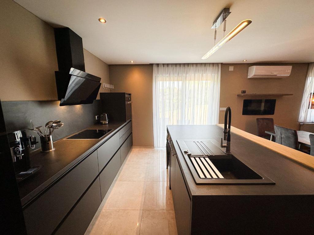 SuNhouse41 Zagreb - Pool, Garden, BBQ and Community Area - Appartement De Luxe 2 Chambres Avec Vue Sur Jardin