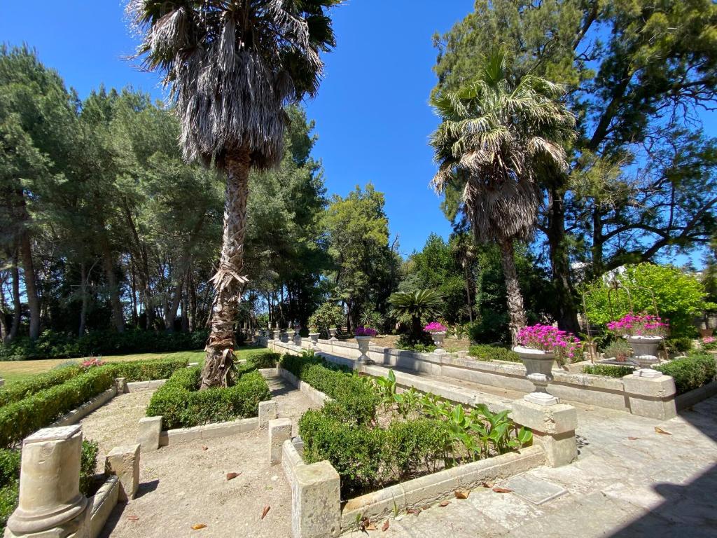 Zahrada ubytování Palazzo de Carlo e il parco dei 7 pozzi