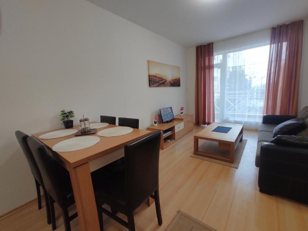 Χώρος καθιστικού στο Double Cherry Apartment