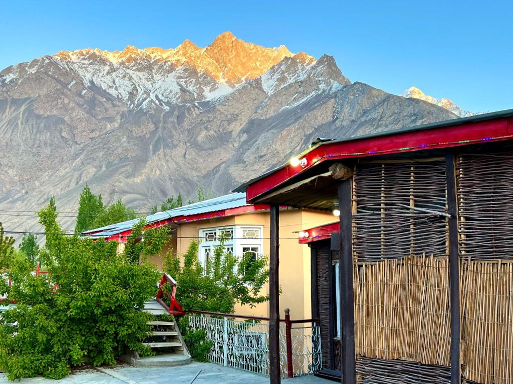 een gebouw met een berg op de achtergrond bij Dream Guest House, Skardu in Skardu