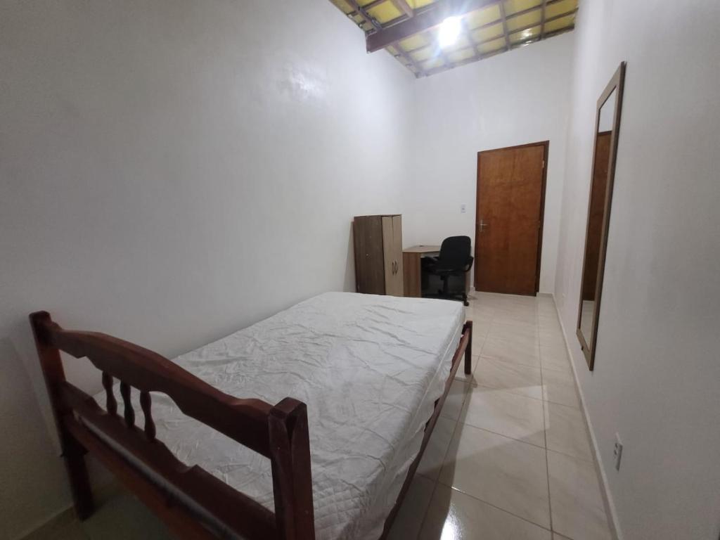 Ένα ή περισσότερα κρεβάτια σε δωμάτιο στο POUSADA CARIOCA em frente ao SANTUARIO DE NOVA FÁTIMA