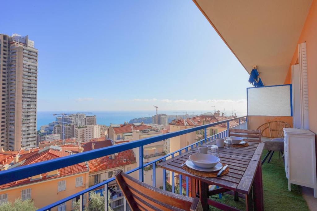 un balcon avec une table et des chaises sur un balcon dans l'établissement Appart vue mer - Proche Monaco, à Beausoleil