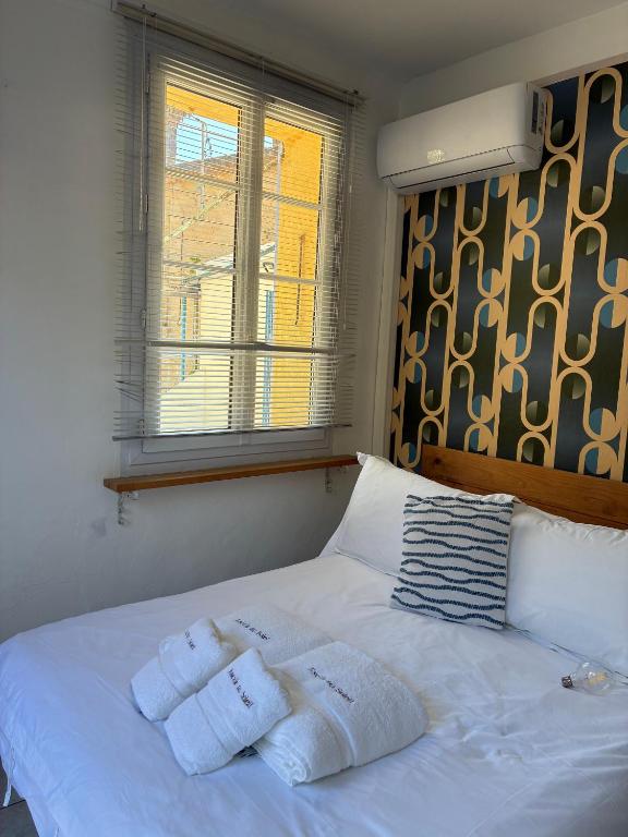 Postel nebo postele na pokoji v ubytování Hôtel L'Escale Au Soleil
