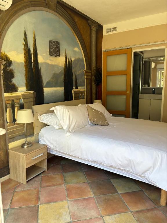 Postel nebo postele na pokoji v ubytování Hôtel L'Escale Au Soleil