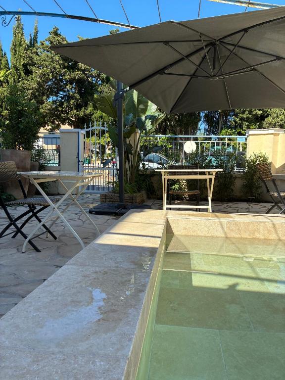 Bazén v ubytování Hôtel L'Escale Au Soleil nebo v jeho okolí