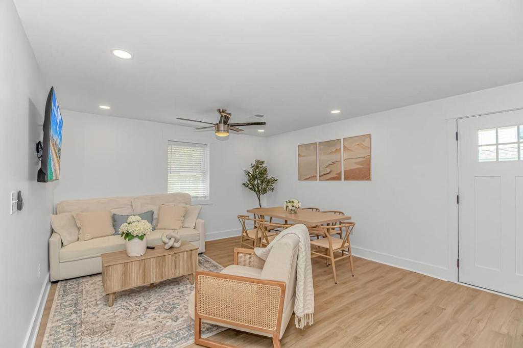 un salon avec un canapé et une table dans l'établissement Beachside 5BR 5BTH Bungalow, 1 Block from Ocean, à Myrtle Beach