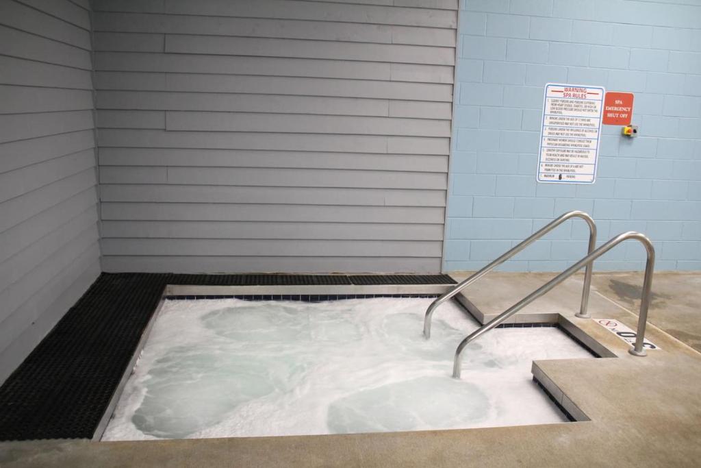 a jacuzzi tub in a corner of a room at Dells Vacations At Tamarack Resort in Wisconsin Dells