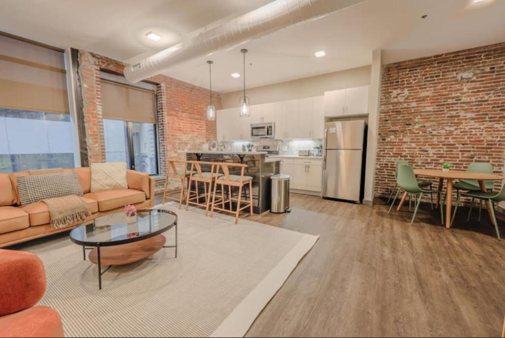 una sala de estar con un sofá y una mesa en Chic Modern 2 bed Apartment with Exposed Brick, en Boston